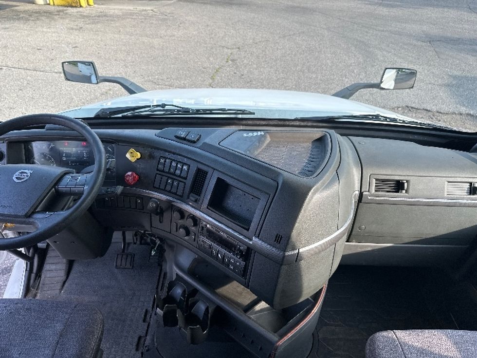Sleeper Tractor-Heavy Duty Tractors-Volvo-2022-VNL64760-Wixom-MI-475,184\n\t\tmiles-$ 77,000 - Image 12