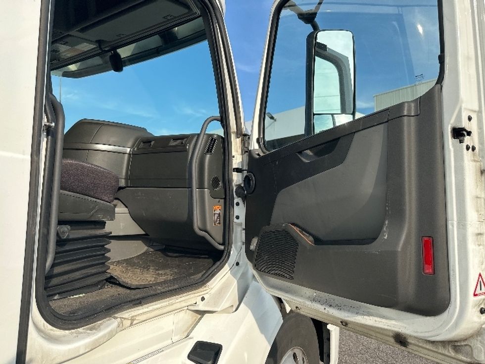 Sleeper Tractor-Heavy Duty Tractors-Volvo-2022-VNL64760-Wixom-MI-475,184\n\t\tmiles-$ 77,000 - Image 13