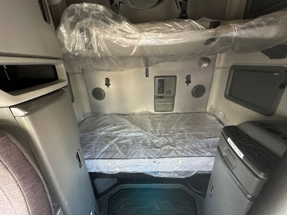 Sleeper Tractor-Heavy Duty Tractors-Volvo-2022-VNL64760-Wixom-MI-475,184\n\t\tmiles-$ 77,000 - Image 16