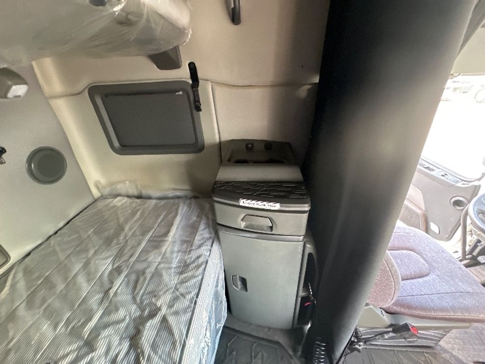 Sleeper Tractor-Heavy Duty Tractors-Volvo-2022-VNL64760-Wixom-MI-475,184\n\t\tmiles-$ 77,000 - Image 18