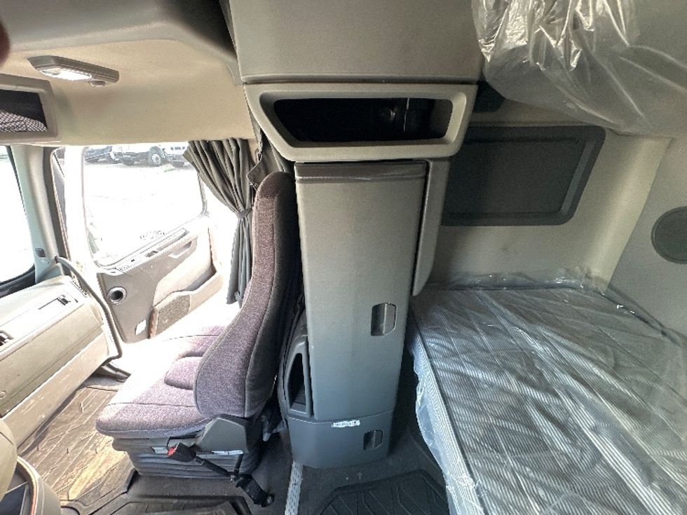 Sleeper Tractor-Heavy Duty Tractors-Volvo-2022-VNL64760-Wixom-MI-475,184\n\t\tmiles-$ 77,000 - Image 19