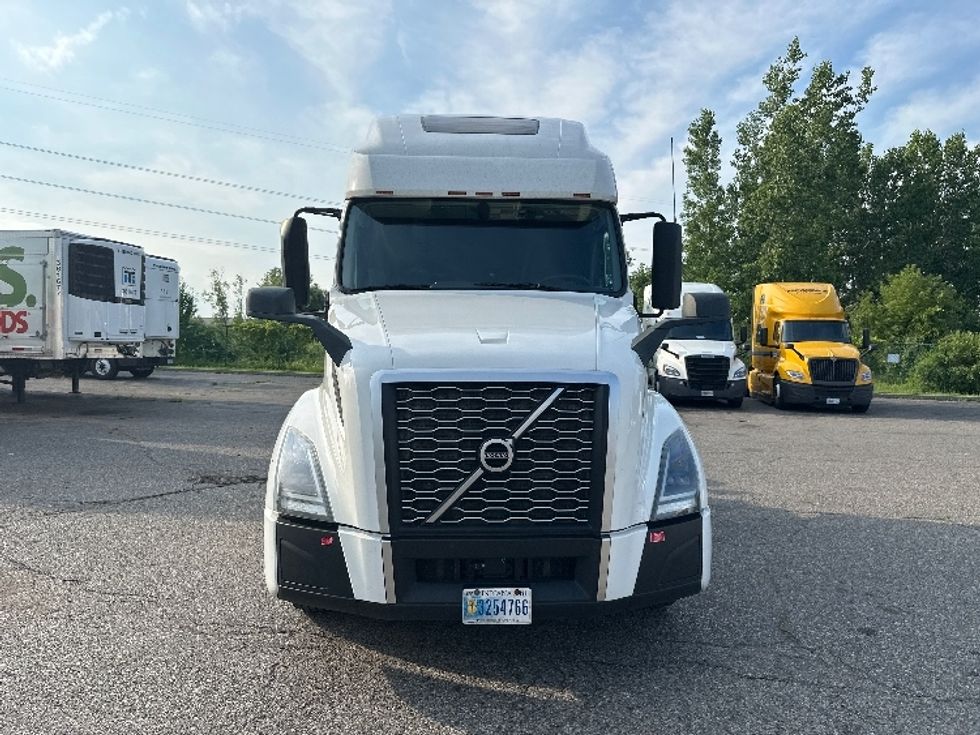 Sleeper Tractor-Heavy Duty Tractors-Volvo-2022-VNL64760-Wixom-MI-475,184\n\t\tmiles-$ 77,000 - Image 2