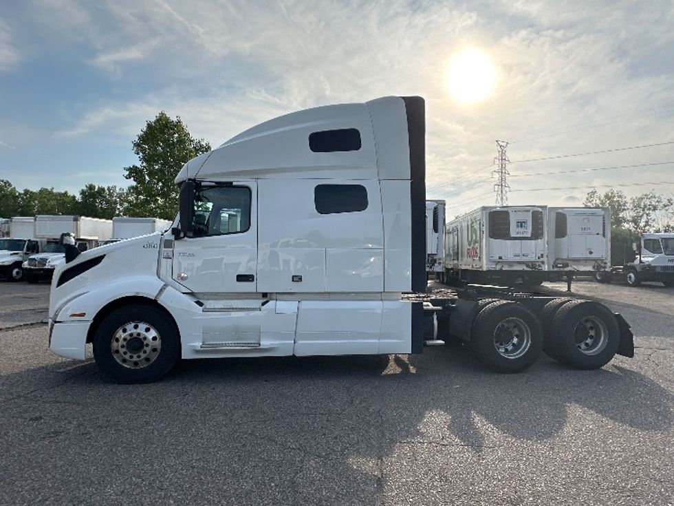 Sleeper Tractor-Heavy Duty Tractors-Volvo-2022-VNL64760-Wixom-MI-475,184\n\t\tmiles-$ 77,000 - Image 4