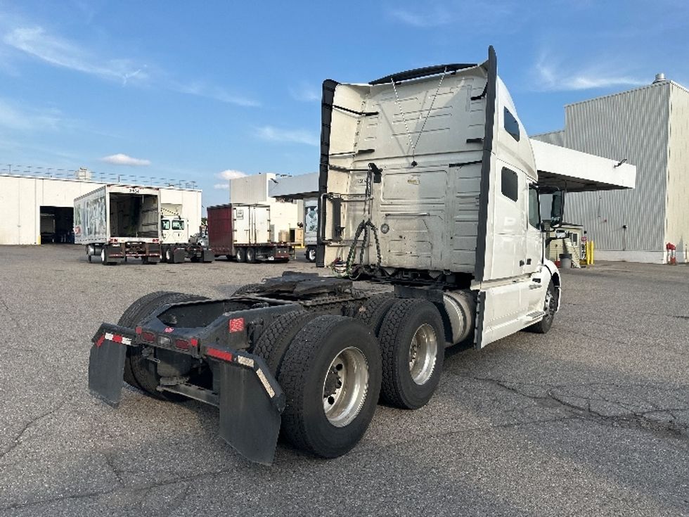 Sleeper Tractor-Heavy Duty Tractors-Volvo-2022-VNL64760-Wixom-MI-475,184\n\t\tmiles-$ 77,000 - Image 7