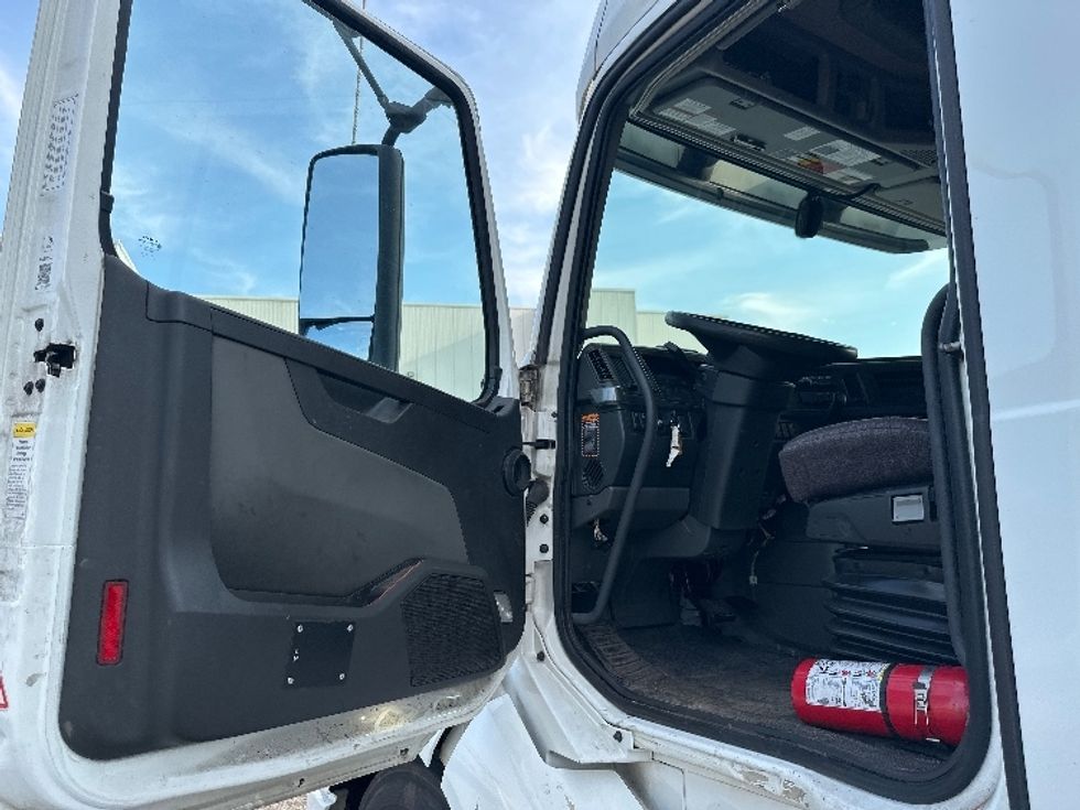 Sleeper Tractor-Heavy Duty Tractors-Volvo-2022-VNL64760-Wixom-MI-475,184\n\t\tmiles-$ 77,000 - Image 9