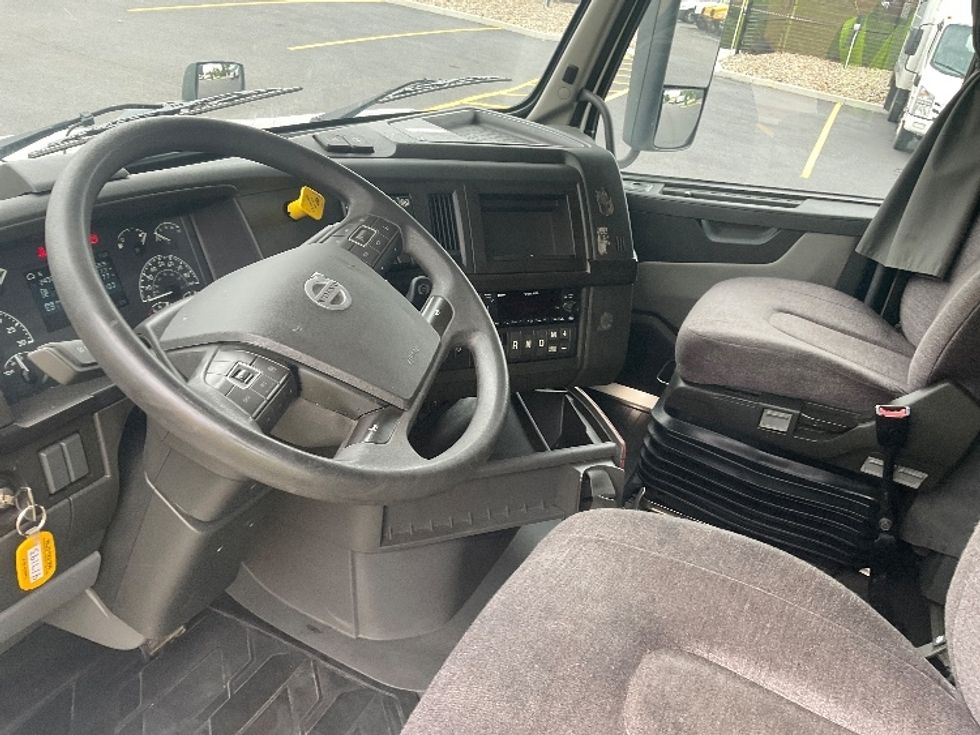 Sleeper Tractor-Heavy Duty Tractors-Volvo-2022-VNL64860-Akron-OH-363,454\n\t\tmiles-$ 91,500 - Image 10