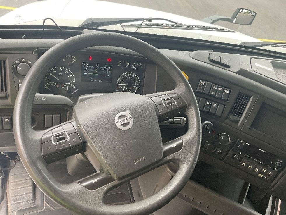 Sleeper Tractor-Heavy Duty Tractors-Volvo-2022-VNL64860-Akron-OH-363,454\n\t\tmiles-$ 91,500 - Image 11