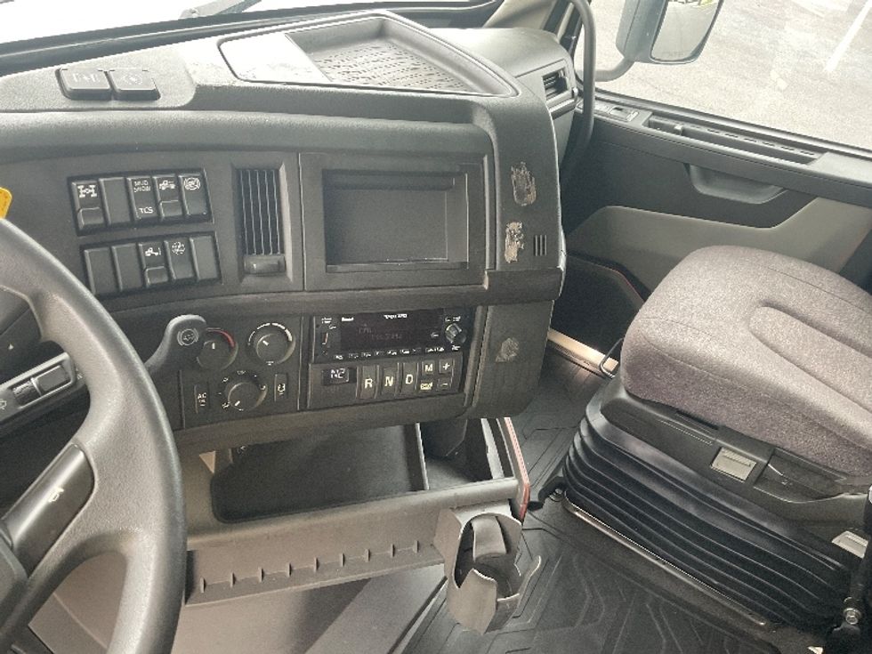 Sleeper Tractor-Heavy Duty Tractors-Volvo-2022-VNL64860-Akron-OH-363,454\n\t\tmiles-$ 91,500 - Image 12