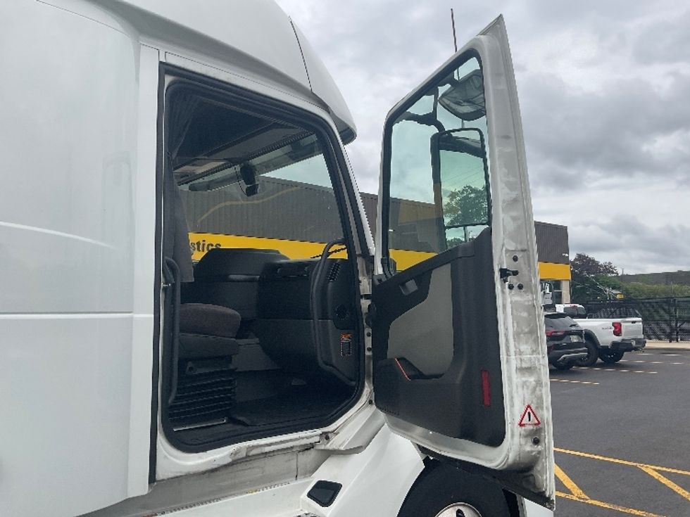 Sleeper Tractor-Heavy Duty Tractors-Volvo-2022-VNL64860-Akron-OH-363,454\n\t\tmiles-$ 91,500 - Image 13