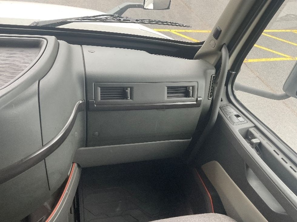 Sleeper Tractor-Heavy Duty Tractors-Volvo-2022-VNL64860-Akron-OH-363,454\n\t\tmiles-$ 91,500 - Image 14