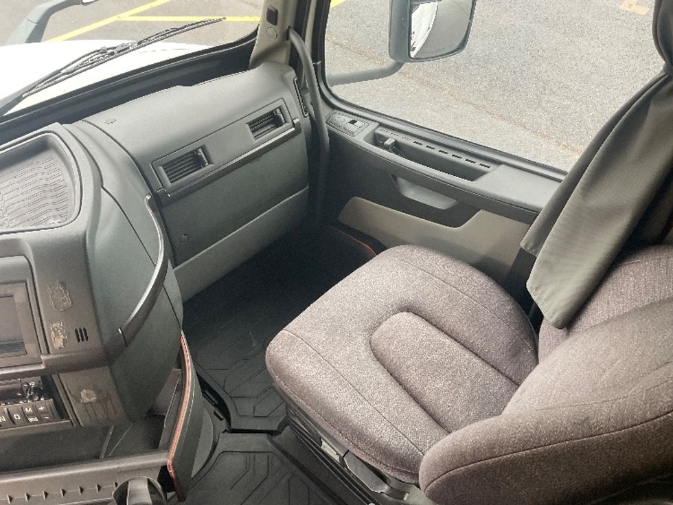 Sleeper Tractor-Heavy Duty Tractors-Volvo-2022-VNL64860-Akron-OH-363,454\n\t\tmiles-$ 91,500 - Image 15