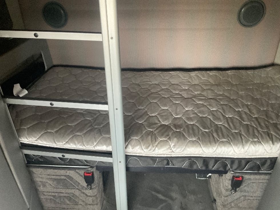 Sleeper Tractor-Heavy Duty Tractors-Volvo-2022-VNL64860-Akron-OH-363,454\n\t\tmiles-$ 91,500 - Image 16