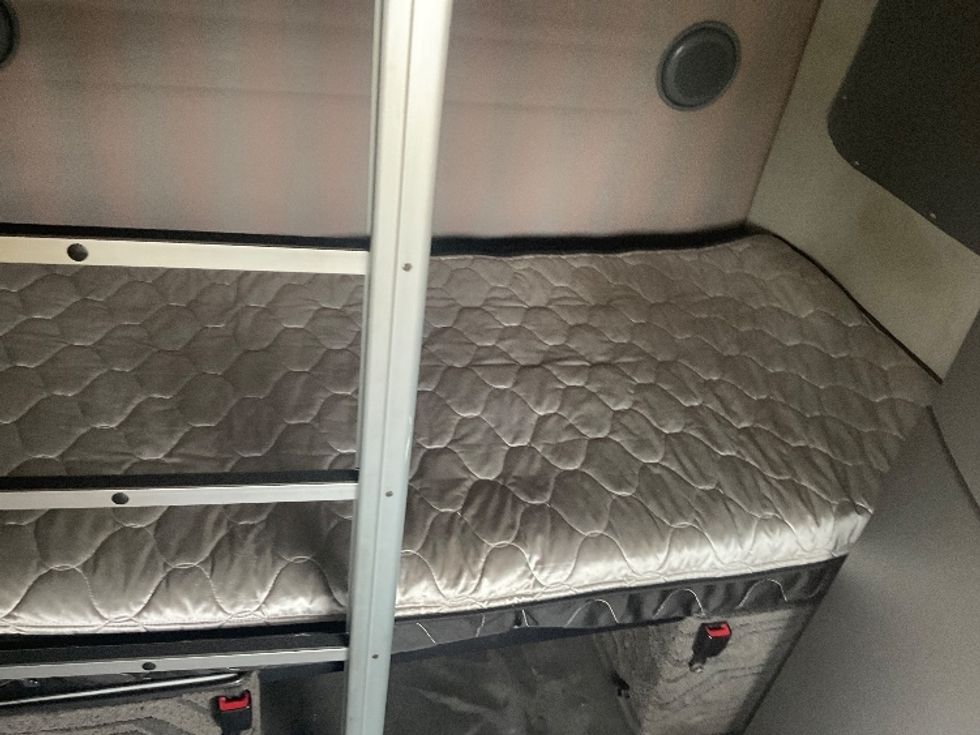 Sleeper Tractor-Heavy Duty Tractors-Volvo-2022-VNL64860-Akron-OH-363,454\n\t\tmiles-$ 91,500 - Image 17