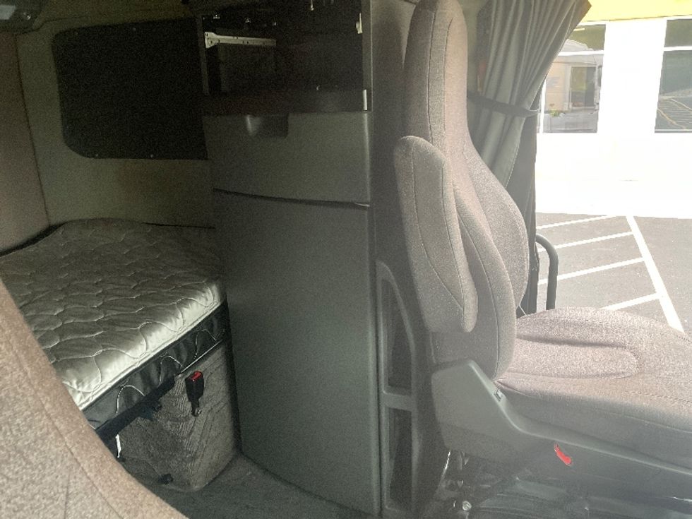 Sleeper Tractor-Heavy Duty Tractors-Volvo-2022-VNL64860-Akron-OH-363,454\n\t\tmiles-$ 91,500 - Image 18