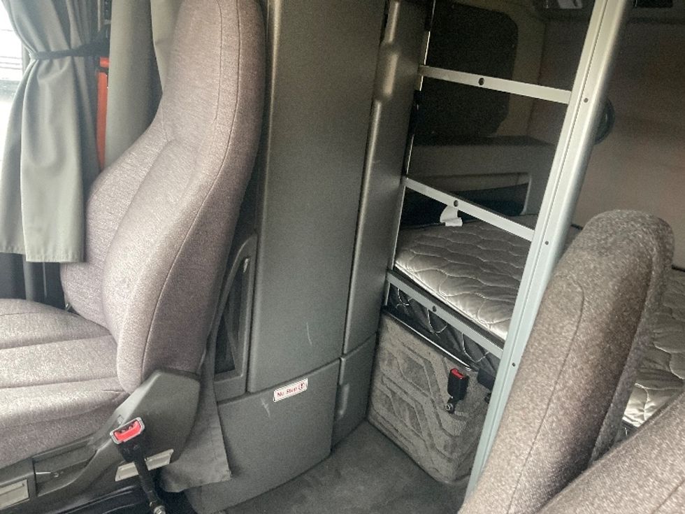 Sleeper Tractor-Heavy Duty Tractors-Volvo-2022-VNL64860-Akron-OH-363,454\n\t\tmiles-$ 91,500 - Image 19