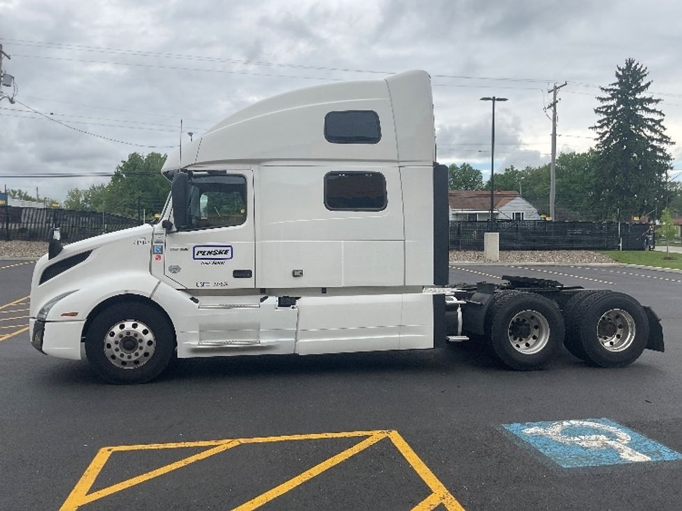 Sleeper Tractor-Heavy Duty Tractors-Volvo-2022-VNL64860-Akron-OH-363,454\n\t\tmiles-$ 91,500 - Image 4