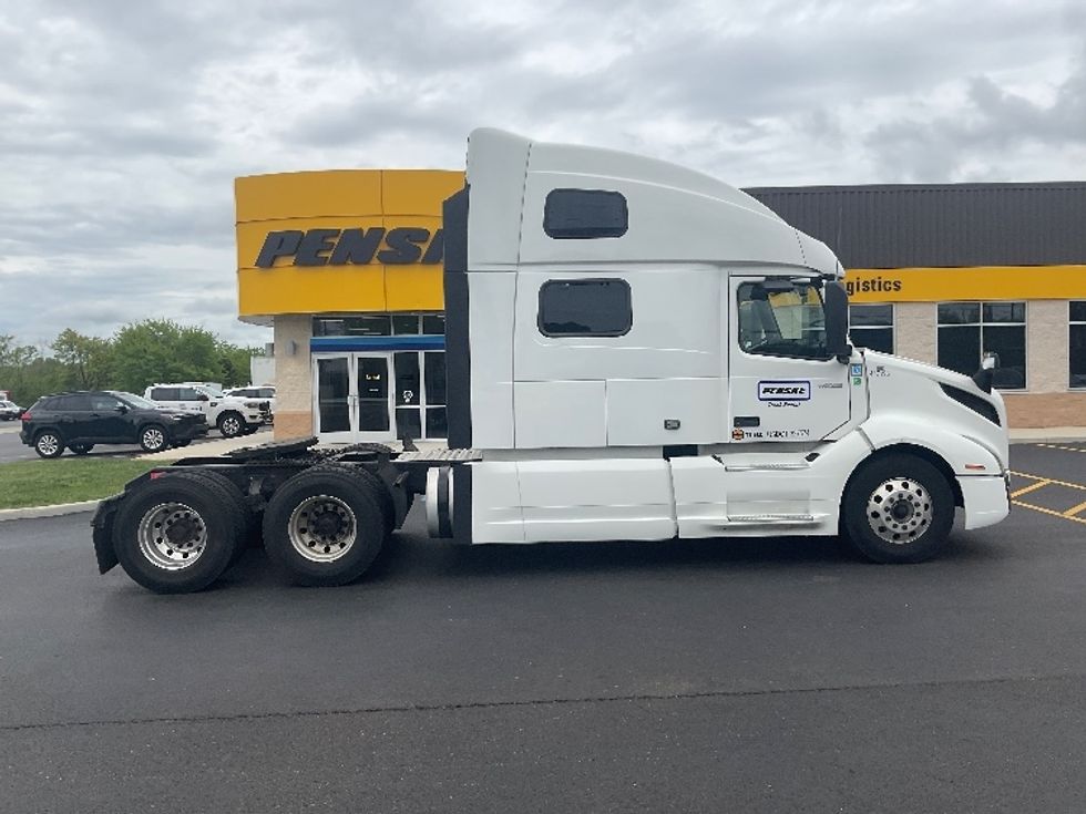 Sleeper Tractor-Heavy Duty Tractors-Volvo-2022-VNL64860-Akron-OH-363,454\n\t\tmiles-$ 91,500 - Image 8