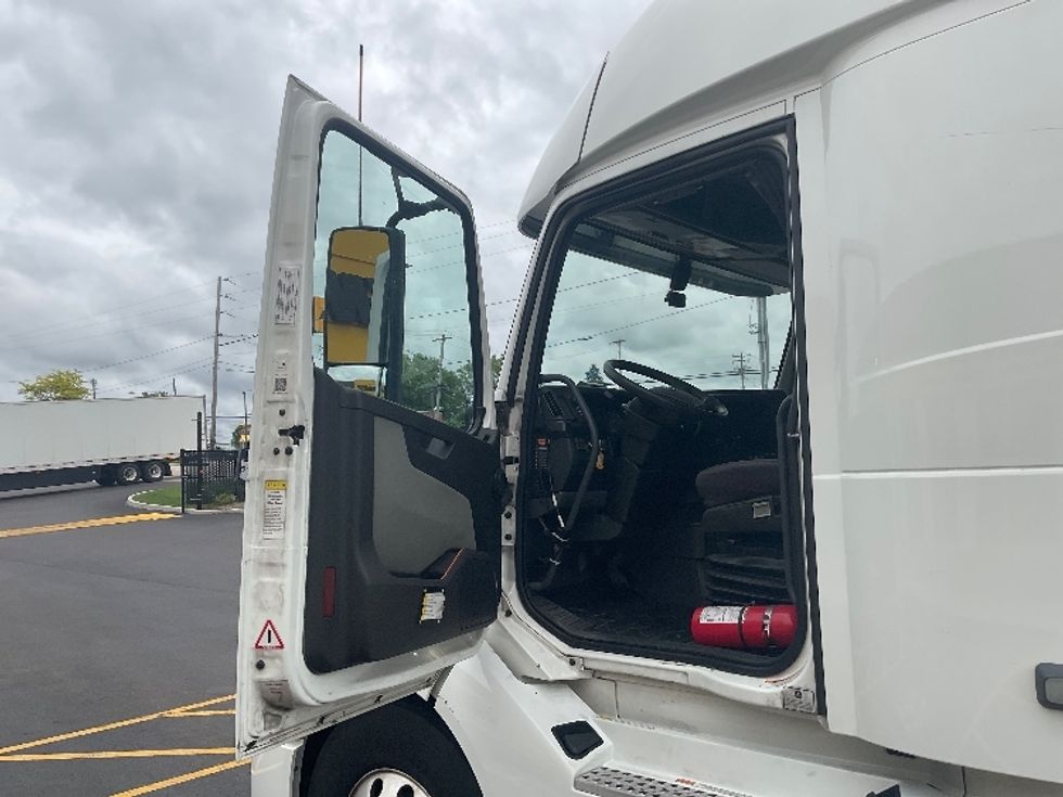 Sleeper Tractor-Heavy Duty Tractors-Volvo-2022-VNL64860-Akron-OH-363,454\n\t\tmiles-$ 91,500 - Image 9