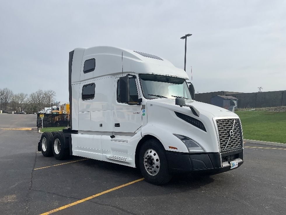 Sleeper Tractor-Heavy Duty Tractors-Volvo-2022-VNL64860-Akron-OH-476,890\n\t\tmiles-$ 77,250 - Image 1