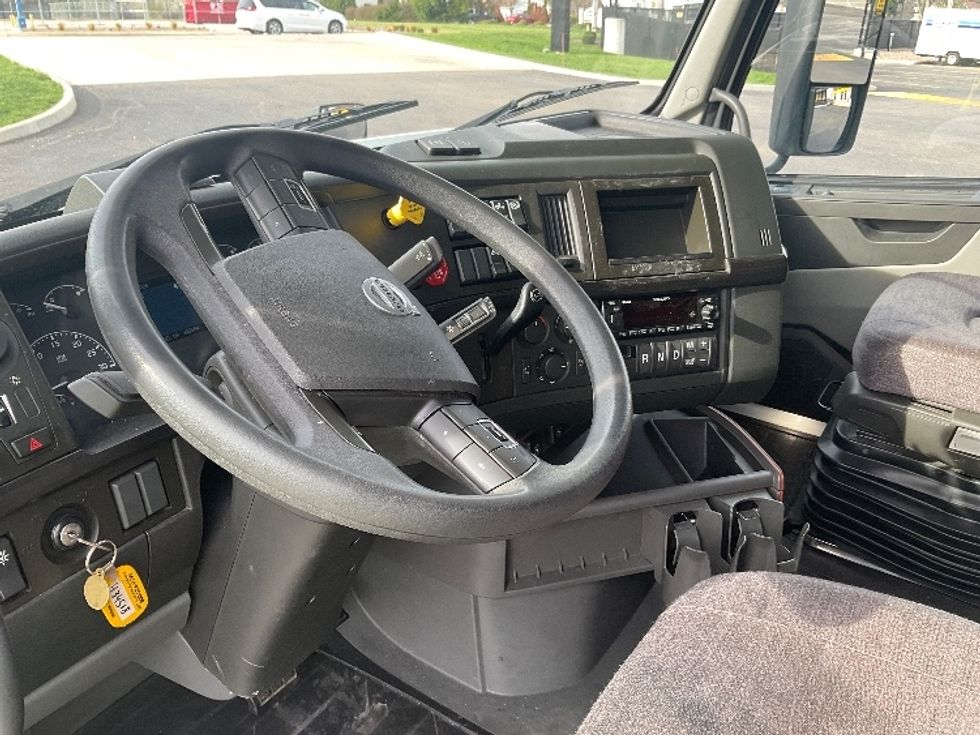 Sleeper Tractor-Heavy Duty Tractors-Volvo-2022-VNL64860-Akron-OH-476,890\n\t\tmiles-$ 77,250 - Image 10