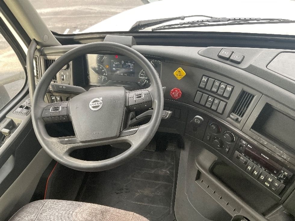 Sleeper Tractor-Heavy Duty Tractors-Volvo-2022-VNL64860-Akron-OH-476,890\n\t\tmiles-$ 77,250 - Image 11