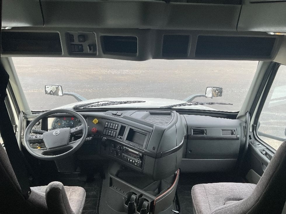 Sleeper Tractor-Heavy Duty Tractors-Volvo-2022-VNL64860-Akron-OH-476,890\n\t\tmiles-$ 77,250 - Image 12