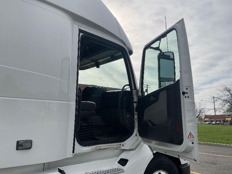 Sleeper Tractor-Heavy Duty Tractors-Volvo-2022-VNL64860-Akron-OH-476,890\n\t\tmiles-$ 77,250 - Image 13