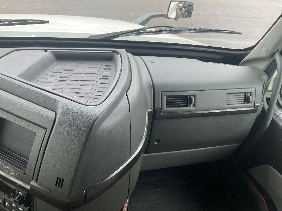 Sleeper Tractor-Heavy Duty Tractors-Volvo-2022-VNL64860-Akron-OH-476,890\n\t\tmiles-$ 77,250 - Image 14