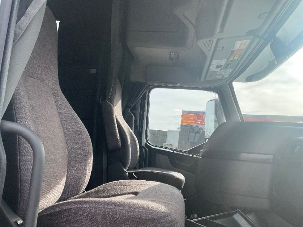 Sleeper Tractor-Heavy Duty Tractors-Volvo-2022-VNL64860-Akron-OH-476,890\n\t\tmiles-$ 77,250 - Image 15