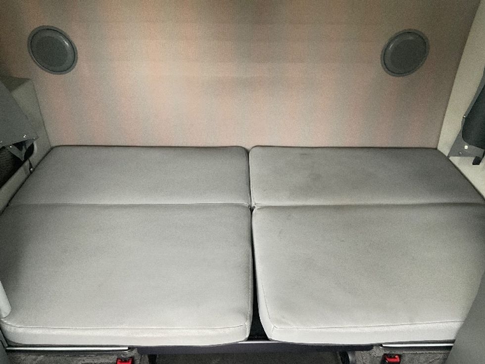 Sleeper Tractor-Heavy Duty Tractors-Volvo-2022-VNL64860-Akron-OH-476,890\n\t\tmiles-$ 77,250 - Image 16