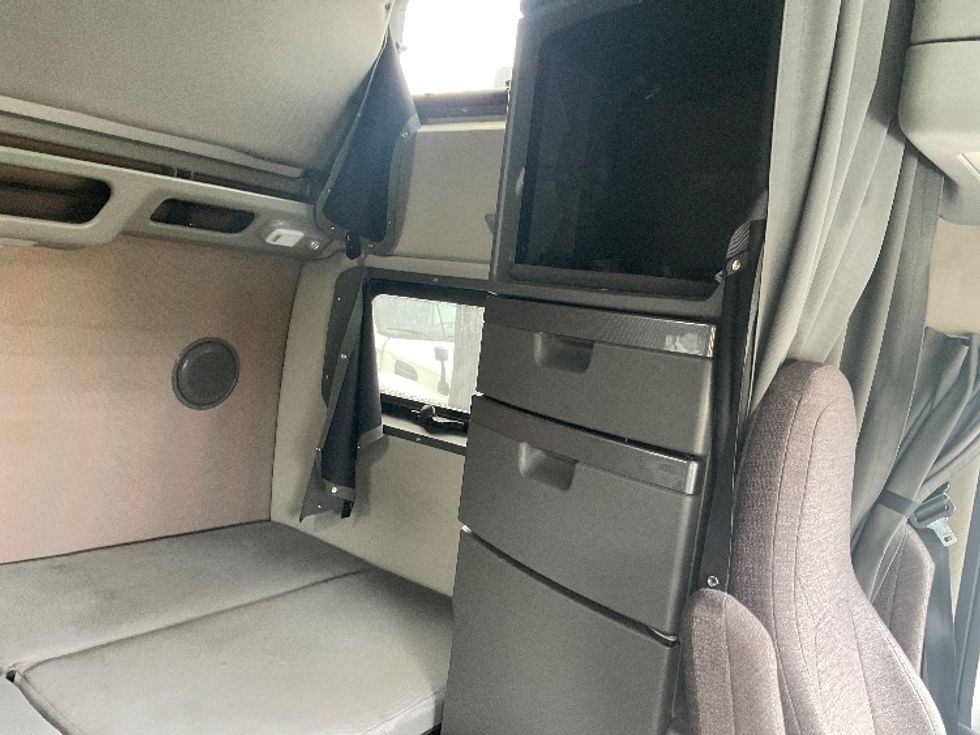 Sleeper Tractor-Heavy Duty Tractors-Volvo-2022-VNL64860-Akron-OH-476,890\n\t\tmiles-$ 77,250 - Image 17