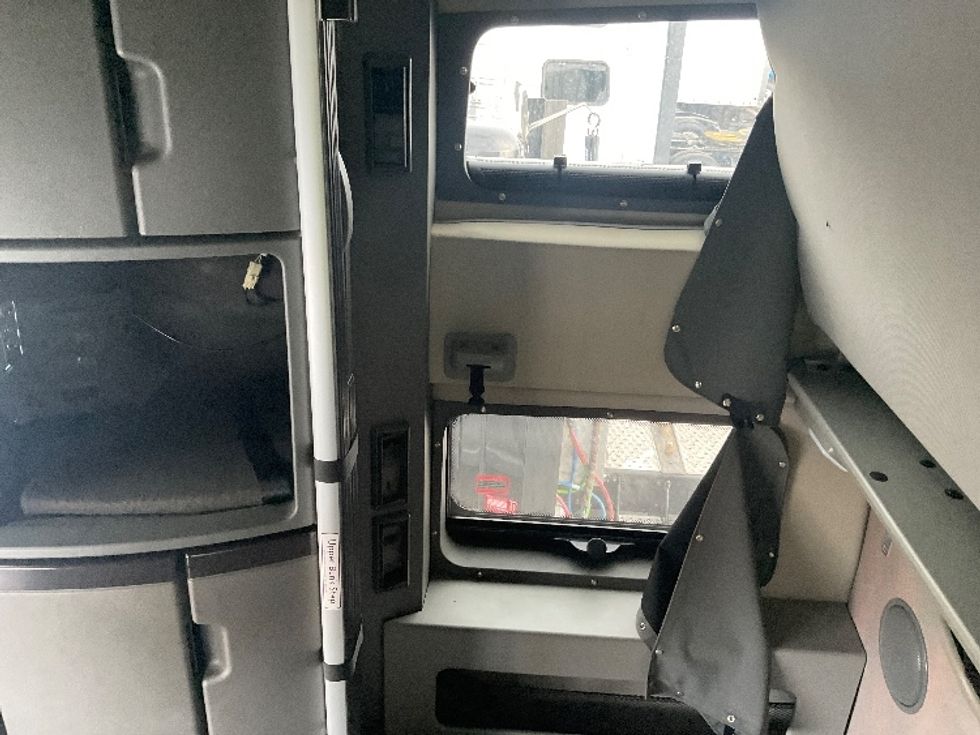 Sleeper Tractor-Heavy Duty Tractors-Volvo-2022-VNL64860-Akron-OH-476,890\n\t\tmiles-$ 77,250 - Image 18