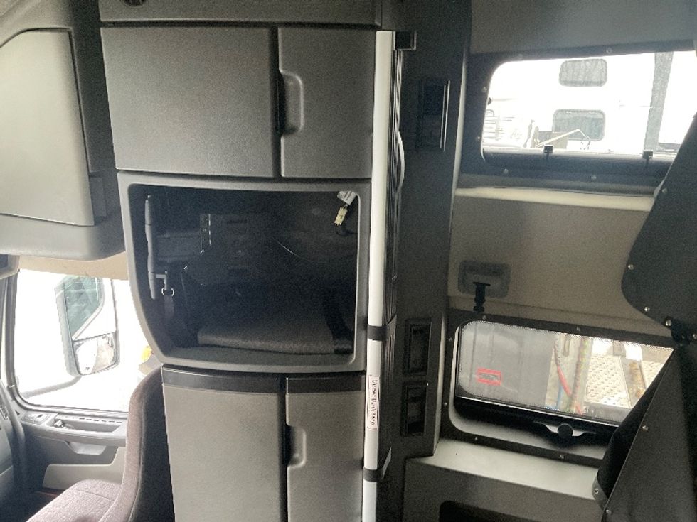 Sleeper Tractor-Heavy Duty Tractors-Volvo-2022-VNL64860-Akron-OH-476,890\n\t\tmiles-$ 77,250 - Image 19