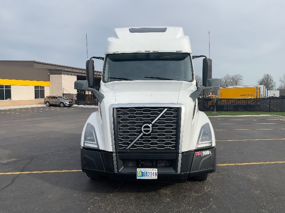 Sleeper Tractor-Heavy Duty Tractors-Volvo-2022-VNL64860-Akron-OH-476,890\n\t\tmiles-$ 77,250 - Image 2