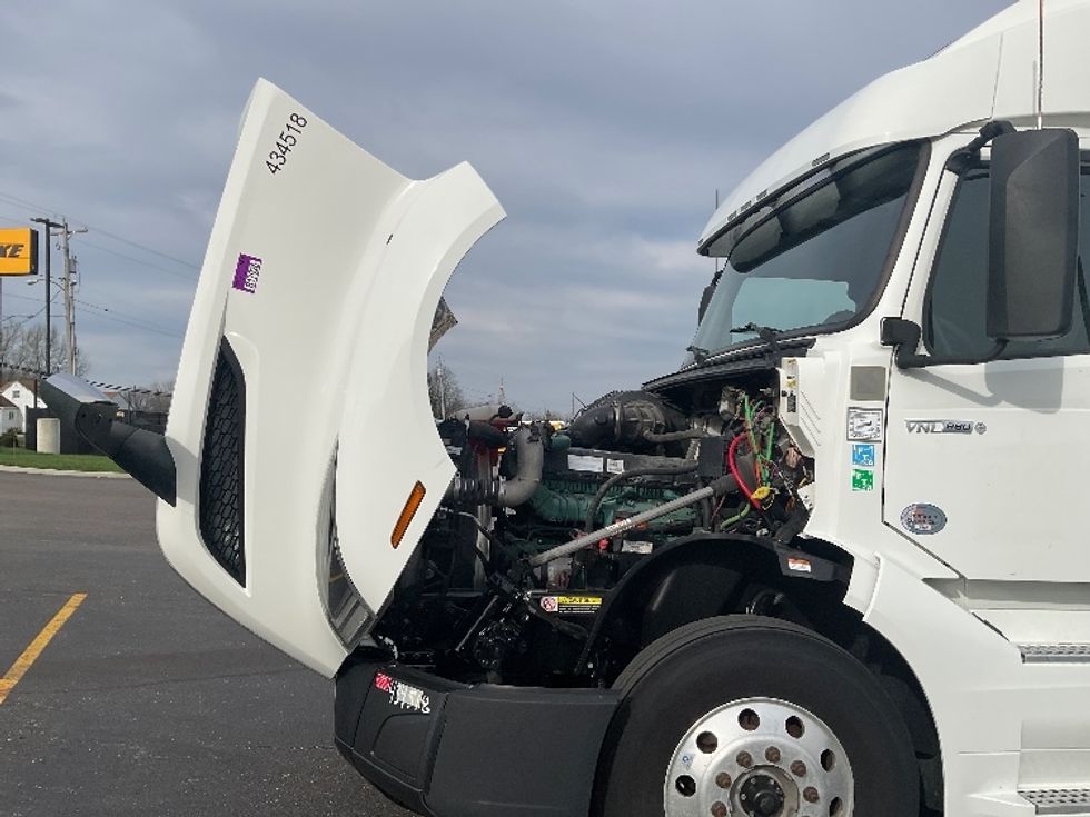 Sleeper Tractor-Heavy Duty Tractors-Volvo-2022-VNL64860-Akron-OH-476,890\n\t\tmiles-$ 77,250 - Image 21