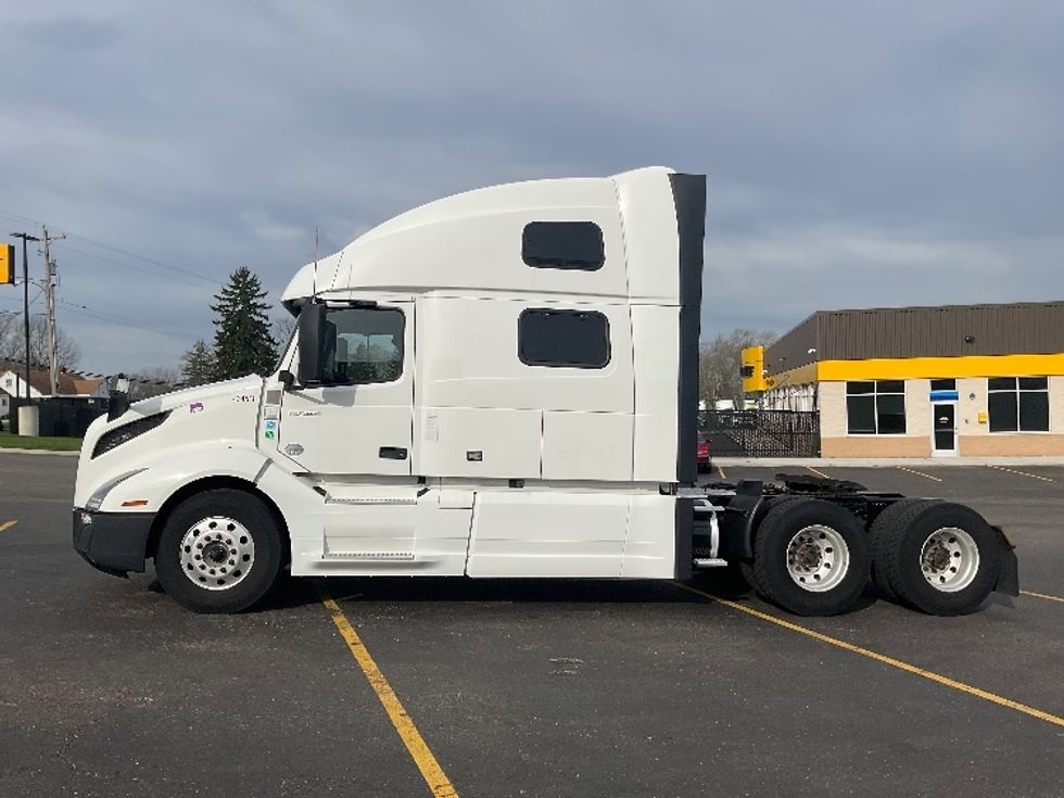 Sleeper Tractor-Heavy Duty Tractors-Volvo-2022-VNL64860-Akron-OH-476,890\n\t\tmiles-$ 77,250 - Image 4