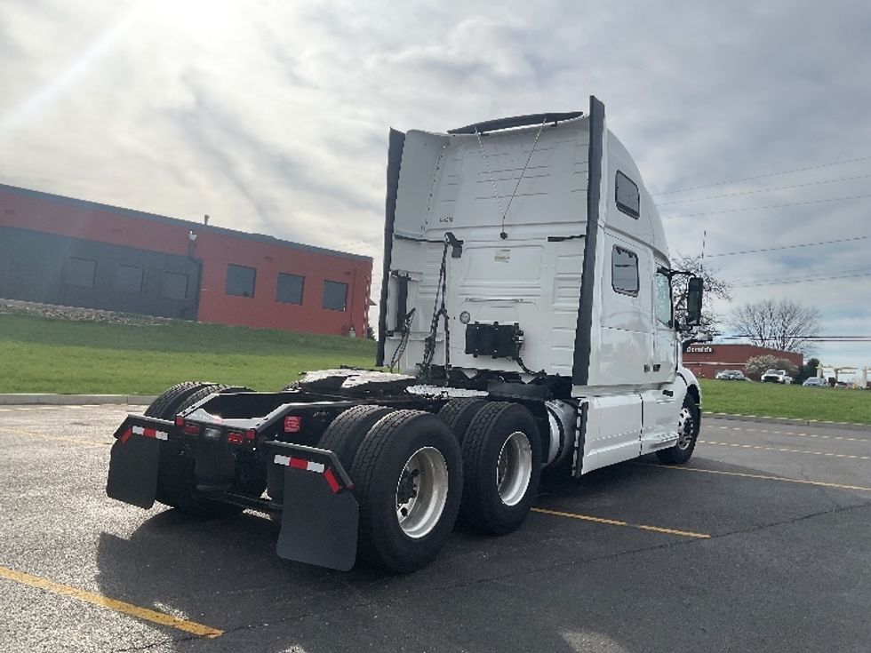 Sleeper Tractor-Heavy Duty Tractors-Volvo-2022-VNL64860-Akron-OH-476,890\n\t\tmiles-$ 77,250 - Image 7