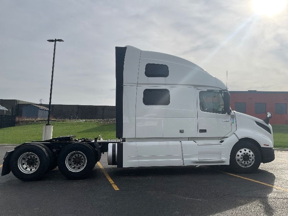 Sleeper Tractor-Heavy Duty Tractors-Volvo-2022-VNL64860-Akron-OH-476,890\n\t\tmiles-$ 77,250 - Image 8