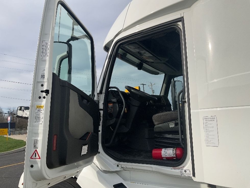 Sleeper Tractor-Heavy Duty Tractors-Volvo-2022-VNL64860-Akron-OH-476,890\n\t\tmiles-$ 77,250 - Image 9