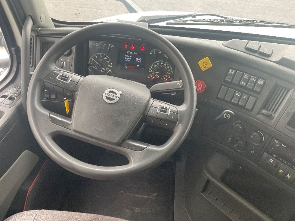 Sleeper Tractor-Heavy Duty Tractors-Volvo-2022-VNL64860-Akron-OH-490,474\n\t\tmiles-$ 75,000 - Image 11