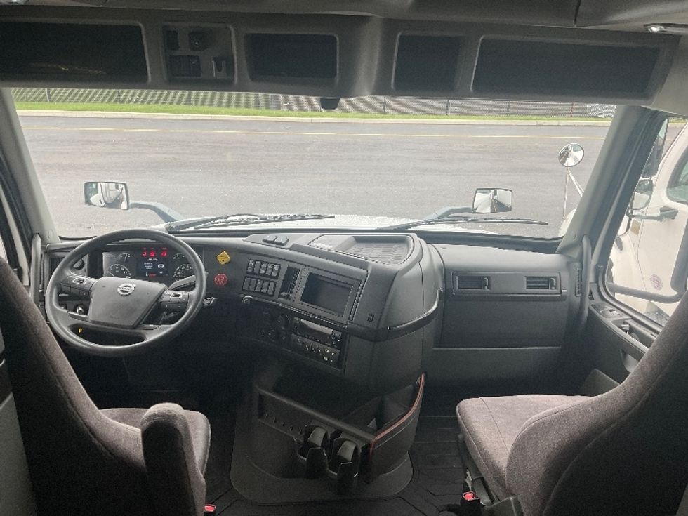 Sleeper Tractor-Heavy Duty Tractors-Volvo-2022-VNL64860-Akron-OH-490,474\n\t\tmiles-$ 75,000 - Image 12