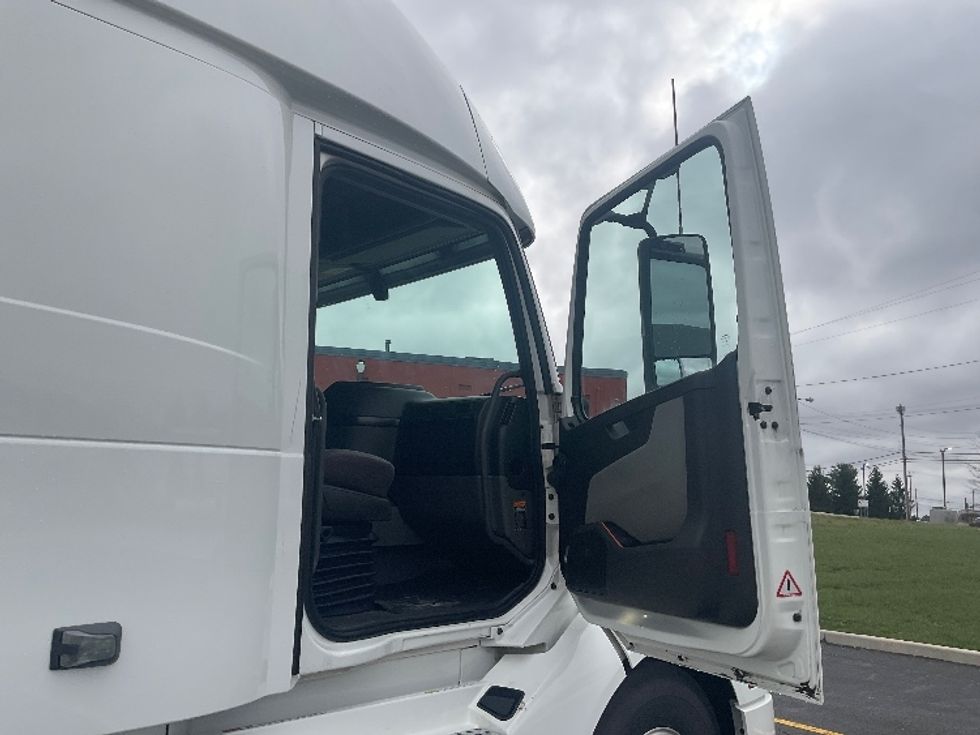 Sleeper Tractor-Heavy Duty Tractors-Volvo-2022-VNL64860-Akron-OH-490,474\n\t\tmiles-$ 75,000 - Image 13