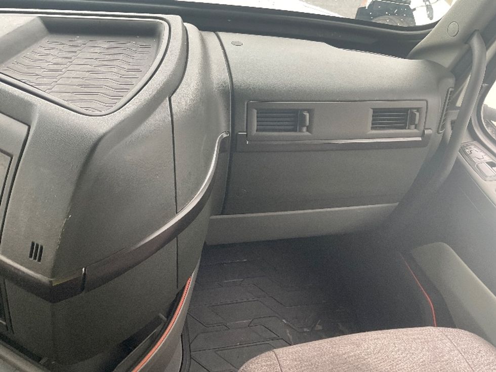 Sleeper Tractor-Heavy Duty Tractors-Volvo-2022-VNL64860-Akron-OH-490,474\n\t\tmiles-$ 75,000 - Image 14