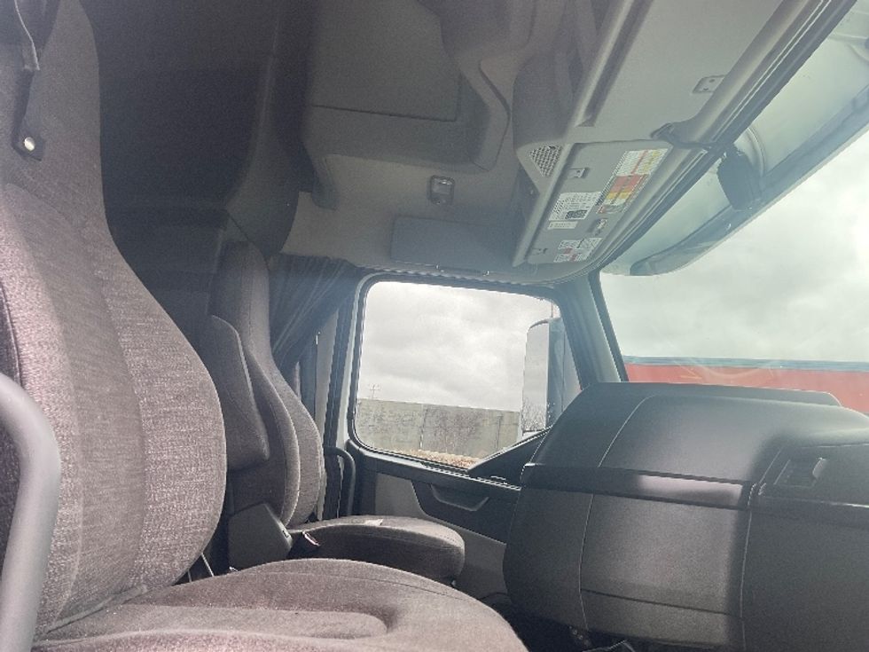 Sleeper Tractor-Heavy Duty Tractors-Volvo-2022-VNL64860-Akron-OH-490,474\n\t\tmiles-$ 75,000 - Image 15