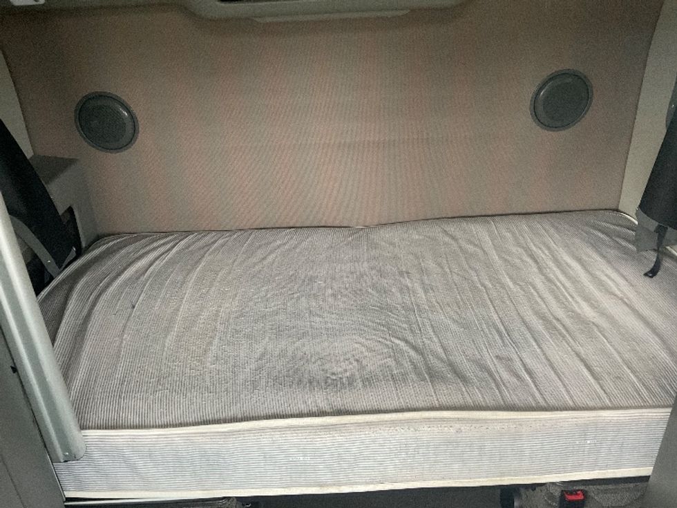 Sleeper Tractor-Heavy Duty Tractors-Volvo-2022-VNL64860-Akron-OH-490,474\n\t\tmiles-$ 75,000 - Image 16