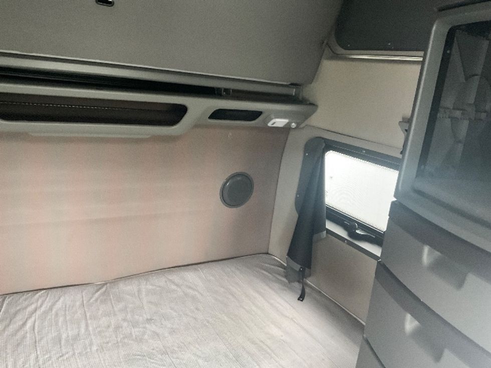 Sleeper Tractor-Heavy Duty Tractors-Volvo-2022-VNL64860-Akron-OH-490,474\n\t\tmiles-$ 75,000 - Image 17