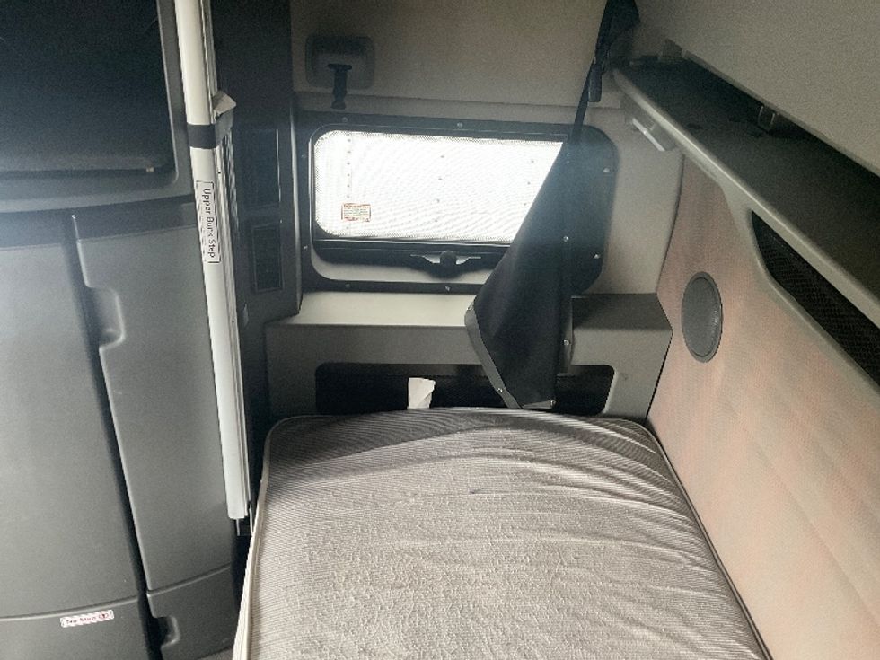 Sleeper Tractor-Heavy Duty Tractors-Volvo-2022-VNL64860-Akron-OH-490,474\n\t\tmiles-$ 75,000 - Image 18