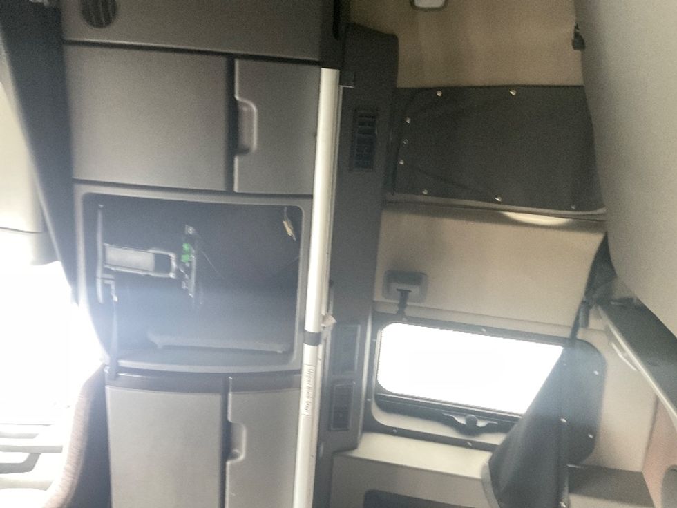 Sleeper Tractor-Heavy Duty Tractors-Volvo-2022-VNL64860-Akron-OH-490,474\n\t\tmiles-$ 75,000 - Image 19