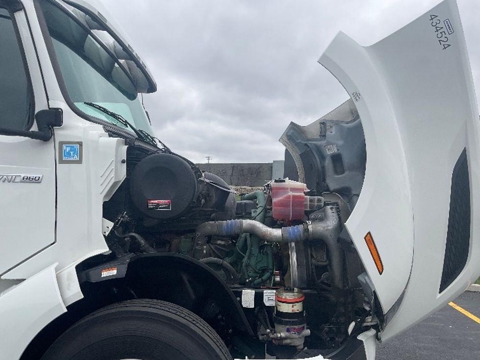 Sleeper Tractor-Heavy Duty Tractors-Volvo-2022-VNL64860-Akron-OH-490,474\n\t\tmiles-$ 75,000 - Image 20