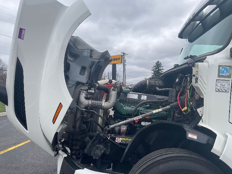 Sleeper Tractor-Heavy Duty Tractors-Volvo-2022-VNL64860-Akron-OH-490,474\n\t\tmiles-$ 75,000 - Image 21